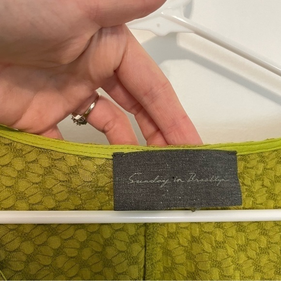 SUNDAY IN BROOKLYN ANTHROPOLOGIE ANTHRO Sidonie V-Neck Top Green Textured Blouse - Picture 6 of 12
